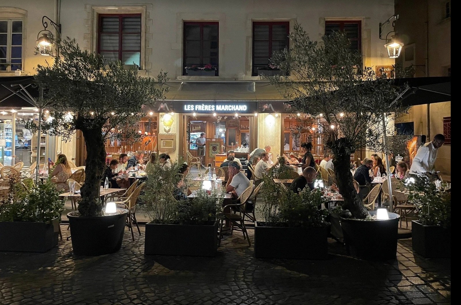 La terrasse animée des Frères Marchands à Nancy